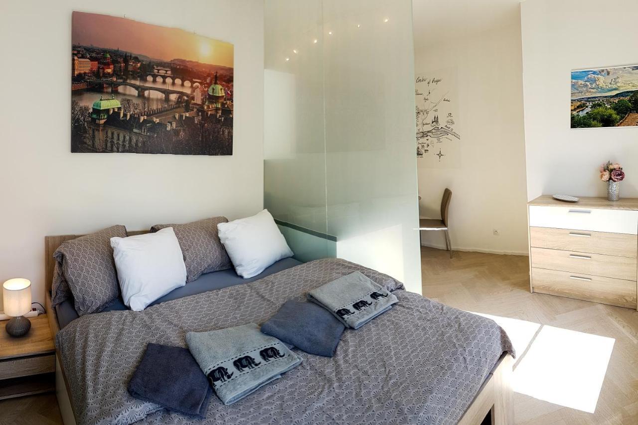 Onsite Free Garage Parking, 10Min Centre By Bus Apartment Prague Exterior photo